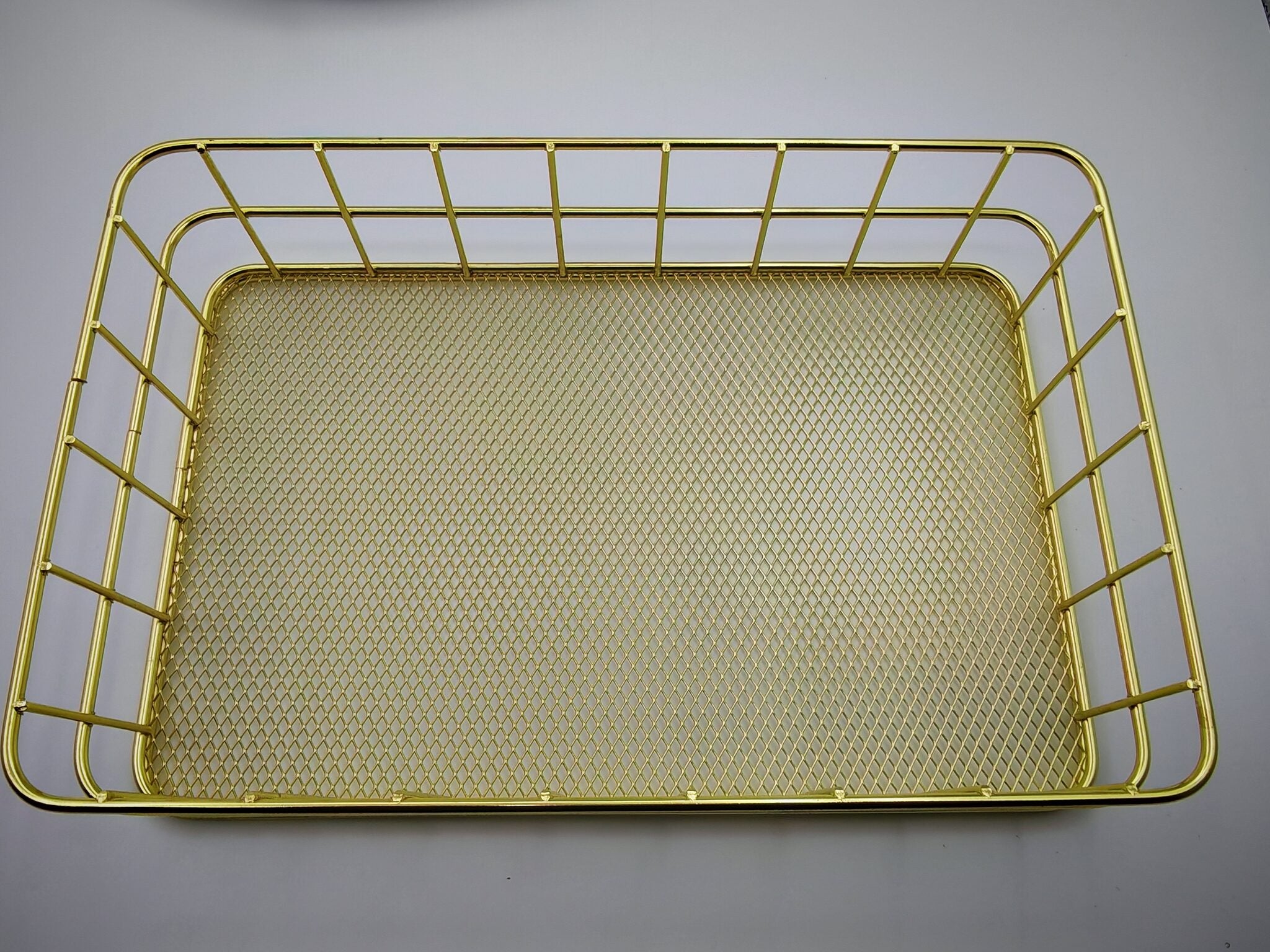سلة أوراق شبك ذهبية