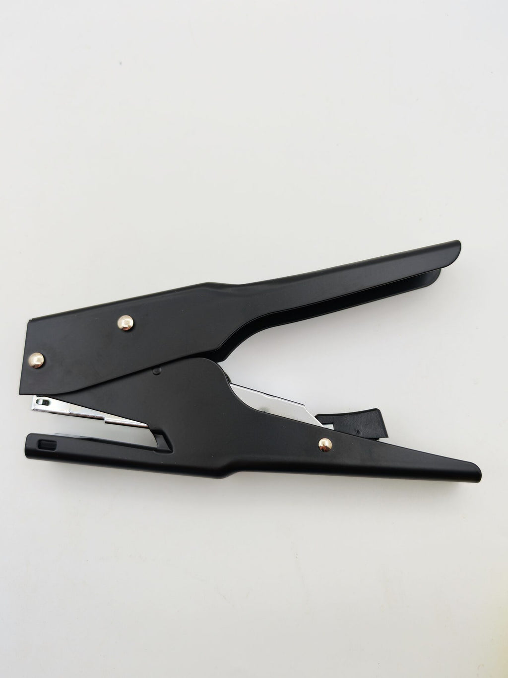 دباسة معدن لون اسود