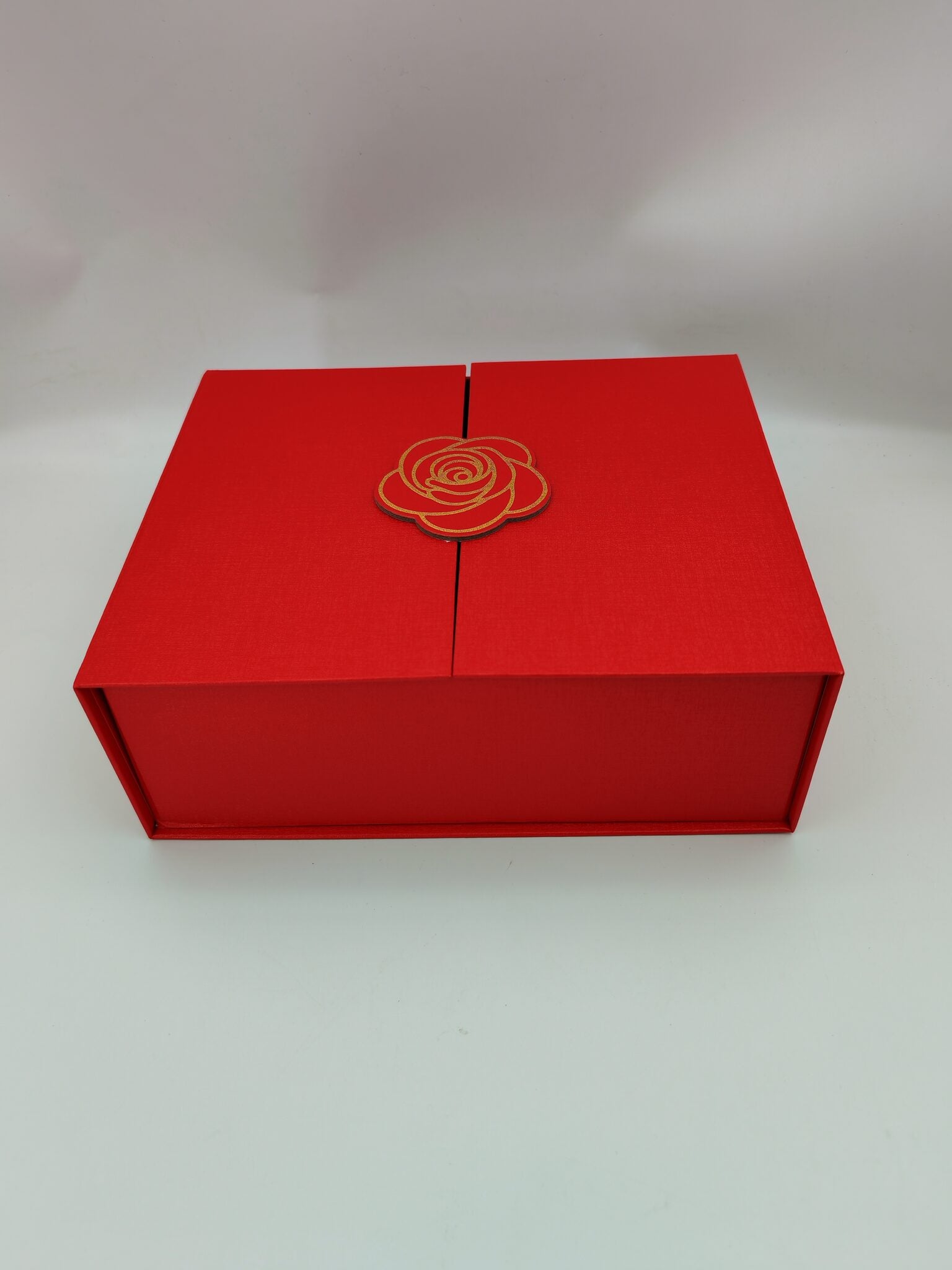 علبة هدايا مقاس 23X19X8 CM لون احمر