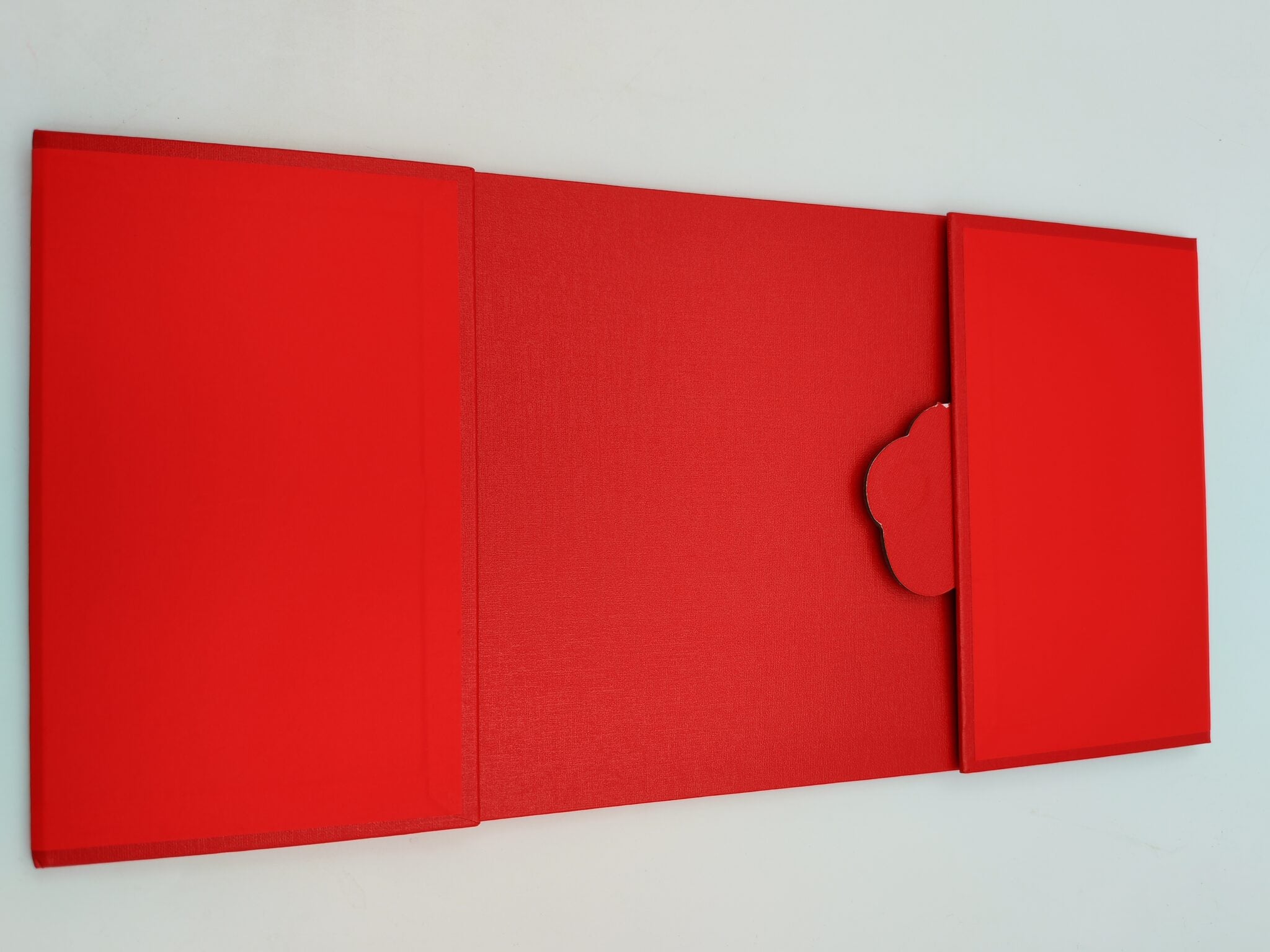 علبة هدايا مقاس 23X19X8 CM لون احمر