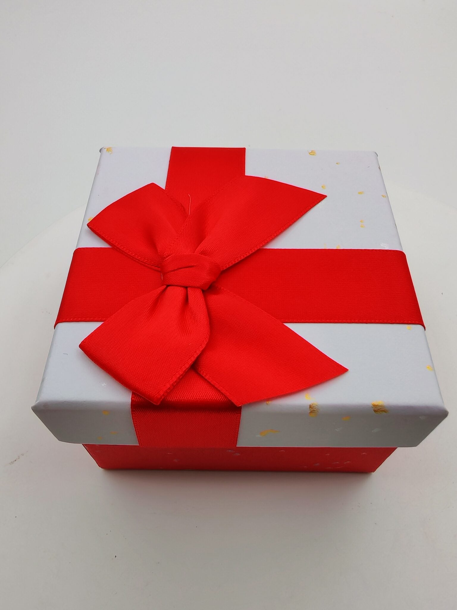 علبة هدايا صغيرة مقاس 9.5X9.5X5.5 CM