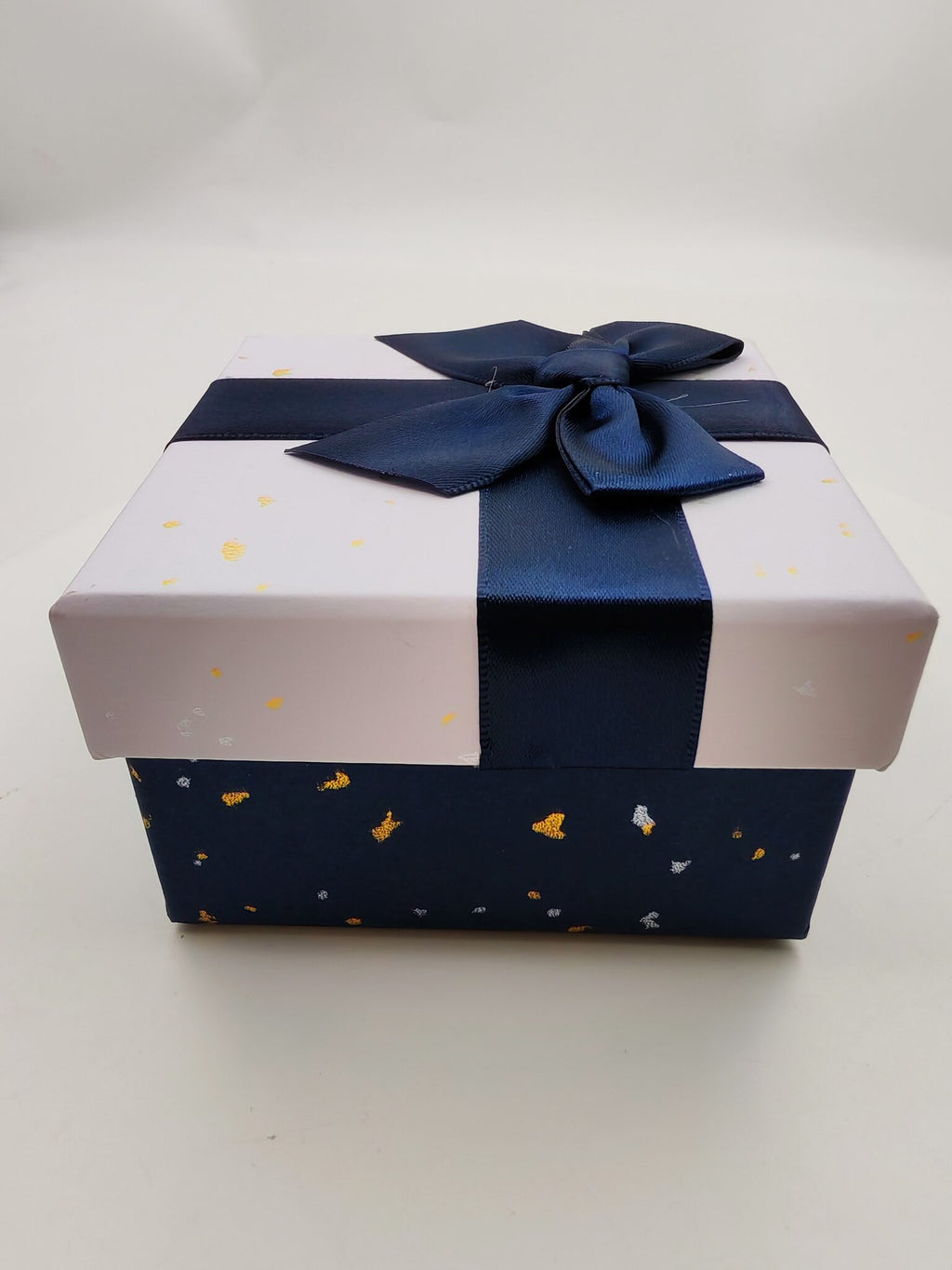 علبة هدايا صغيرة مقاس 9.5X9.5X5.5 CM