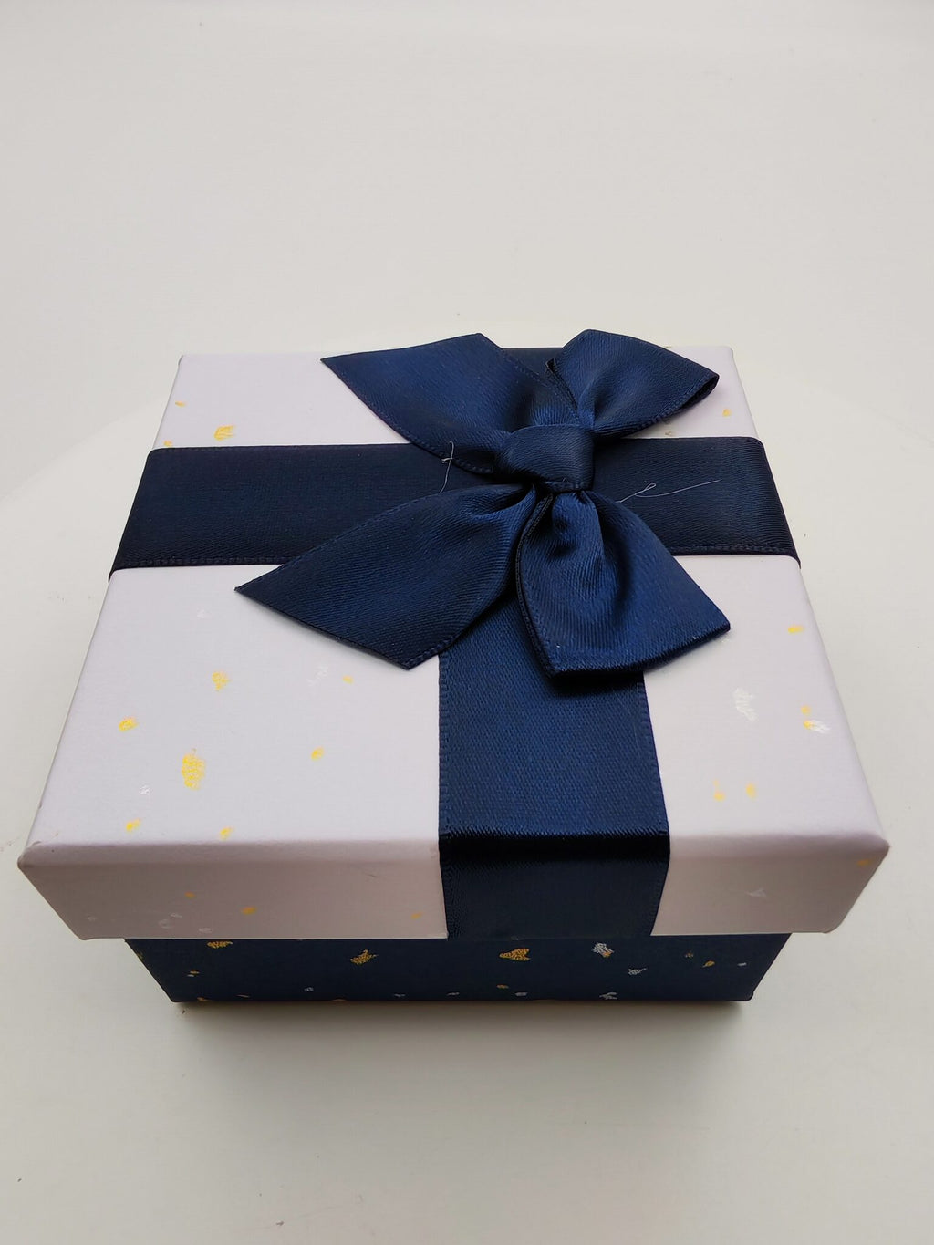 علبة هدايا صغيرة مقاس 9.5X9.5X5.5 CM